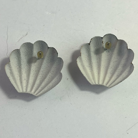 Vintage Seashell shaped Earrings Mermaid Core Summer Coastal Nautical - Picture 3 of 3